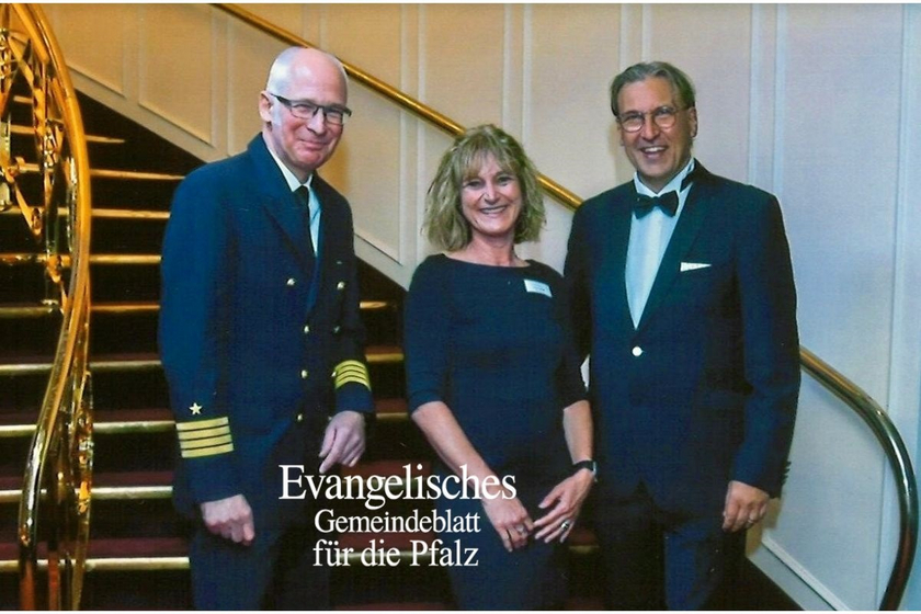 Bordseelsorgerin Tanja Schraß mit Kreuzfahrtdirektor Jörn Hofer (links) und Kapitän Elmar Mühlebach. Foto: Tanja Schraß