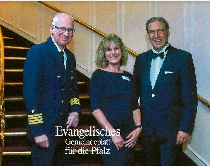 Bordseelsorgerin Tanja Schraß mit Kreuzfahrtdirektor Jörn Hofer (links) und Kapitän Elmar Mühlebach. Foto: Tanja Schraß
