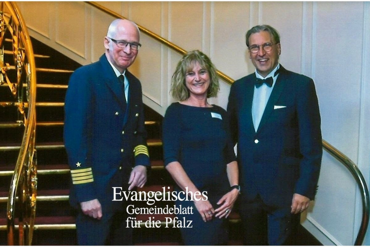 Bordseelsorgerin Tanja Schraß mit Kreuzfahrtdirektor Jörn Hofer (links) und Kapitän Elmar Mühlebach. Foto: Tanja Schraß