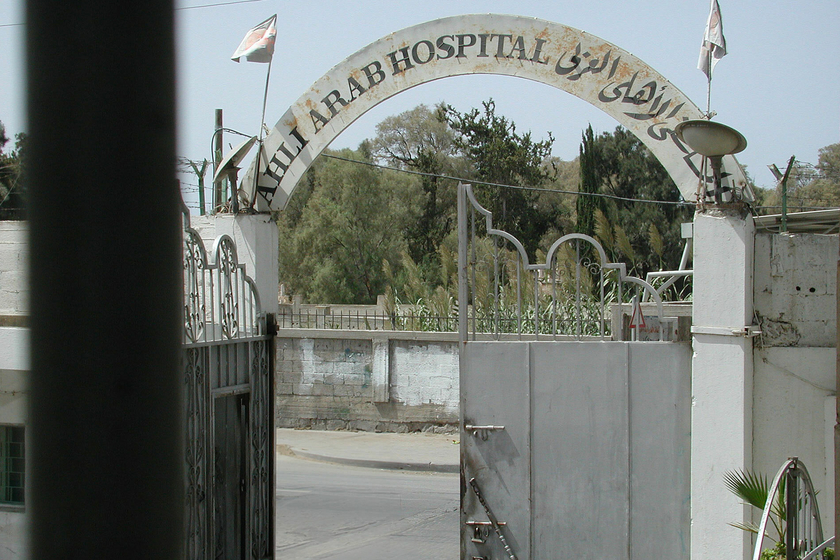 Ein Blick auf die Pforte des Ahli Arab Hospitals in Gaza Stadt. Das Tor ist weit geöffnet. Über dem Eingang steht der Name des Hospitals.