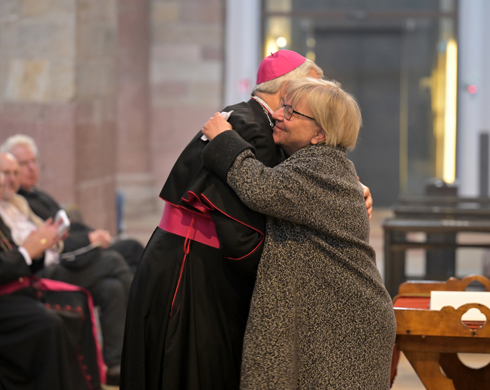 Kirchenpräsidentin Dorothee Wüst gratuliert Bischof Karl-Heinz Wiesemann anlässlich seines 40-jährigen Priesterjubiläums im Oktober 2025. Foto: Bistum Speyer/Klaus Landry