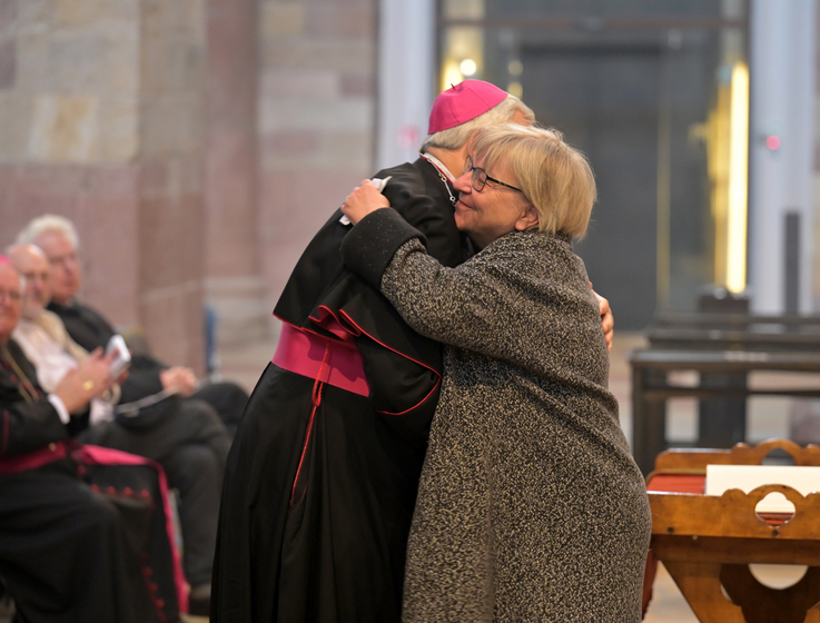 Kirchenpräsidentin Dorothee Wüst gratuliert Bischof Karl-Heinz Wiesemann anlässlich seines 40-jährigen Priesterjubiläums im Oktober 2025. Foto: Bistum Speyer/Klaus Landry