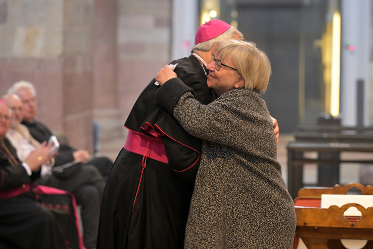 Kirchenpräsidentin Dorothee Wüst gratuliert Bischof Karl-Heinz Wiesemann anlässlich seines 40-jährigen Priesterjubiläums im Oktober 2025. Foto: Bistum Speyer/Klaus Landry
