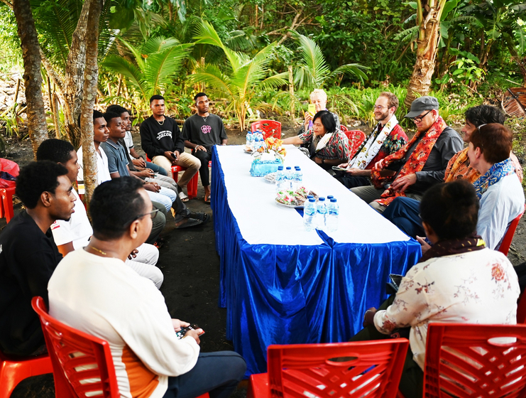 Papua - Waropen - Bawah: Interessante Gespräche mit Bewohnern des Jungenwohnheims. Foto: Corinna Waltz