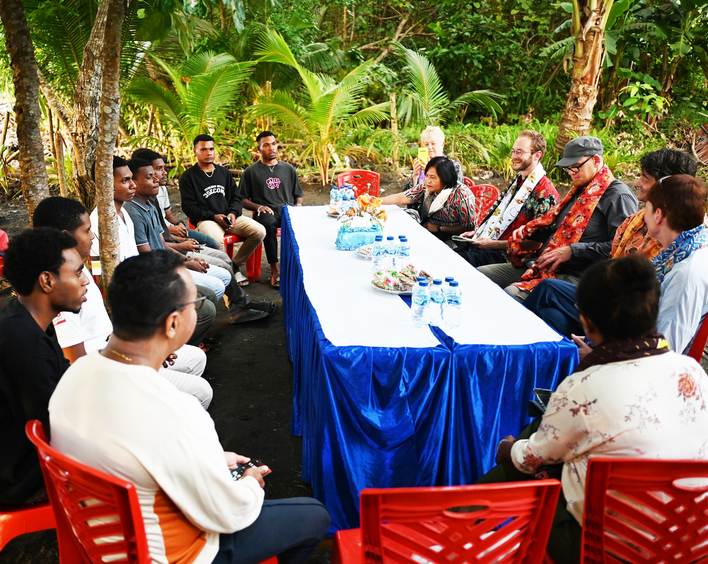 Papua - Waropen - Bawah: Interessante Gespräche mit Bewohnern des Jungenwohnheims. Foto: Corinna Waltz