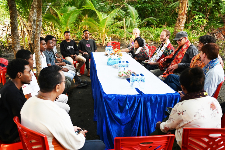 Papua - Waropen - Bawah: Interessante Gespräche mit Bewohnern des Jungenwohnheims. Foto: Corinna Waltz