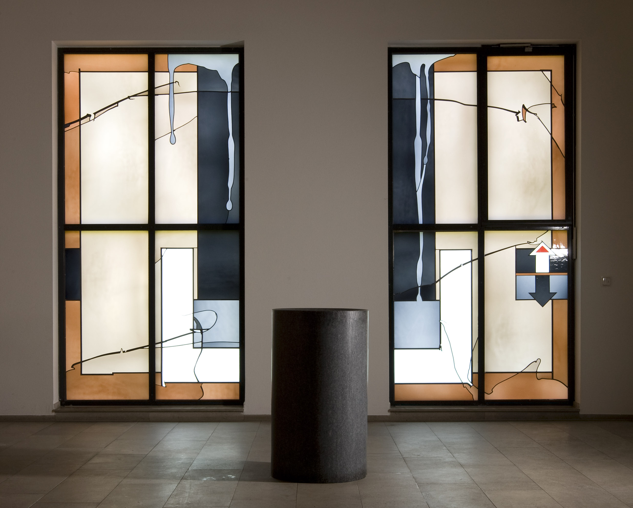 Evangelische Christuskirche St. Ingbert mit Blick auf die von Johannes Schreiter gestalteten Fenster. Der Altar stammt von  Bildhauer Rolf Bodenseh.