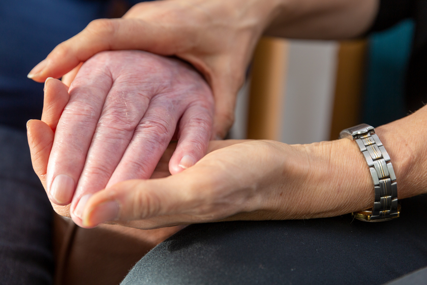 Helfende Hände 2 Symbolfoto Altenpflege