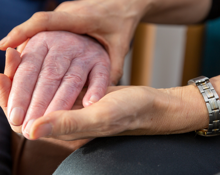 Helfende Hände 2 Symbolfoto Altenpflege