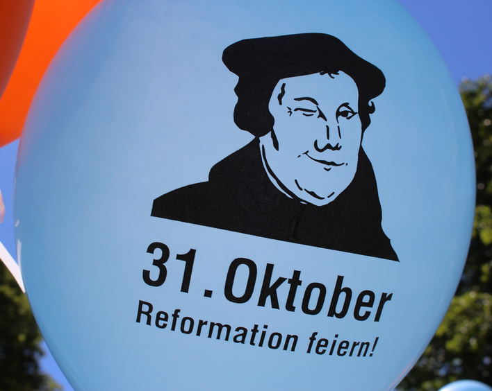 Der Reformationstag erinnert daran, dass Martin Luther am 31. Oktober 1517 seine 95 Thesen an die Tür der Schlosskirche zu Wittenberg geschlagen hat. Foto: Bettina Schuck-Goebel / fundus-medien.de