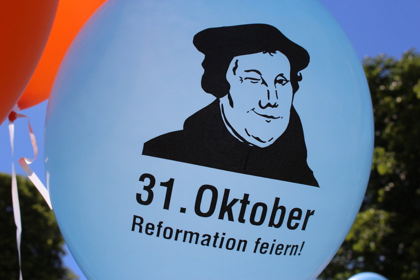 Der Reformationstag erinnert daran, dass Martin Luther am 31. Oktober 1517 seine 95 Thesen an die Tür der Schlosskirche zu Wittenberg geschlagen hat. Foto: Bettina Schuck-Goebel / fundus-medien.de