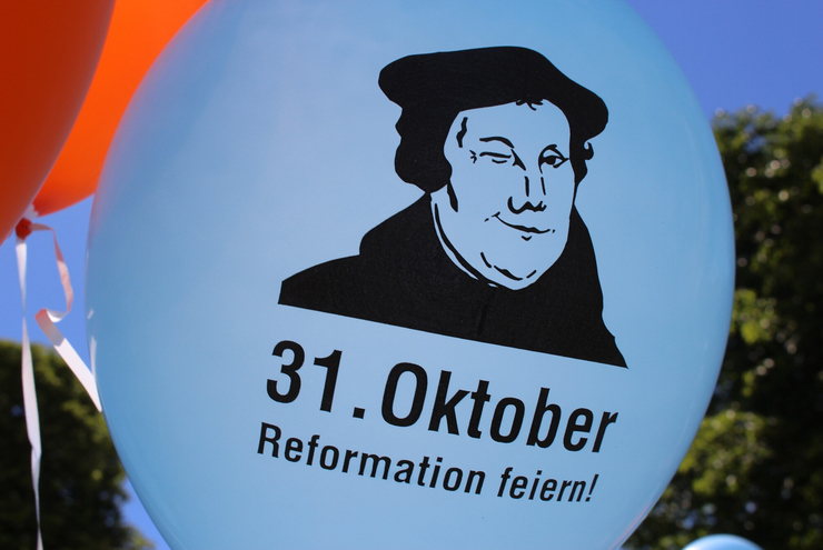 Der Reformationstag erinnert daran, dass Martin Luther am 31. Oktober 1517 seine 95 Thesen an die Tür der Schlosskirche zu Wittenberg geschlagen hat. Foto: Bettina Schuck-Goebel / fundus-medien.de