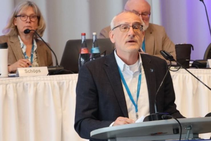 Mann vor Mikrofon