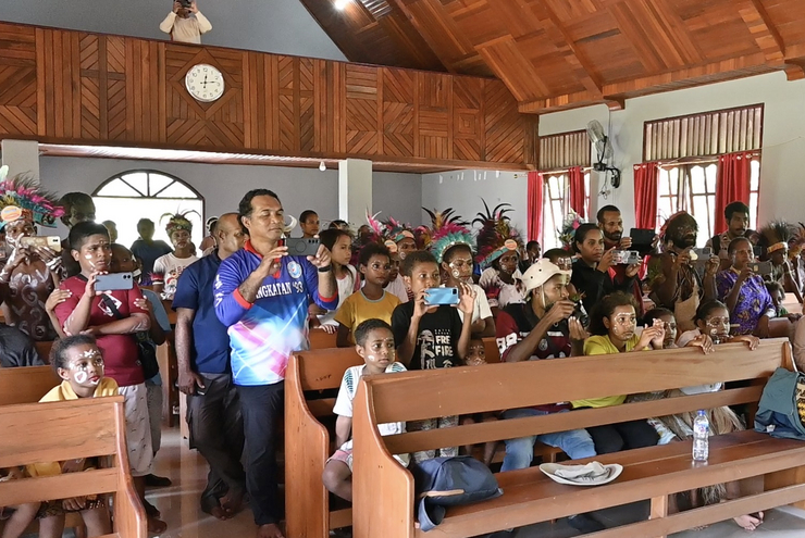Papua - Waropen Atas - Gemeinde Maranatha Gesa Baru: Das Interesse an den Gästen aus der Pfalz ist groß. Foto Corinna Waltz