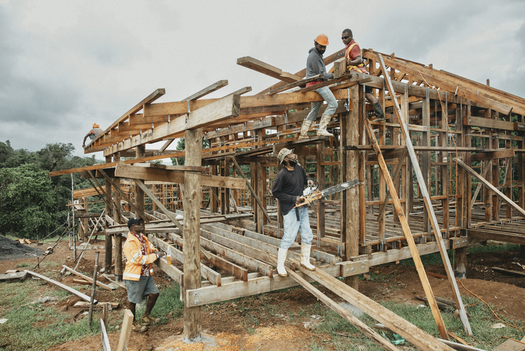 Bau von Haeusern in Naro (Fiji, Fidschi), das auch Cogea 2 genannt wird. Cogea wurde vom Zyklon "Yasa" zerstört. Foto: Brot für die Welt/ Kathrin Harms