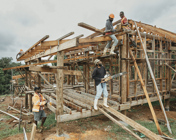 Bau von Haeusern in Naro (Fiji, Fidschi), das auch Cogea 2 genannt wird. Cogea wurde vom Zyklon "Yasa" zerstört. Foto: Brot für die Welt/ Kathrin Harms