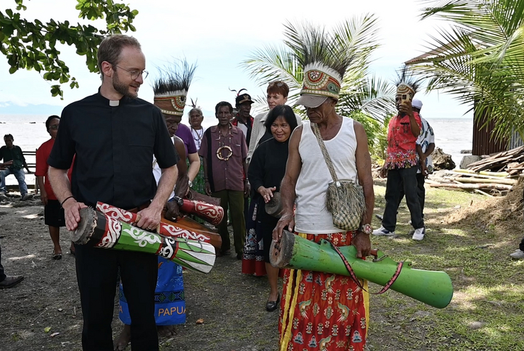 PPapua - Waropen - Gemeinde Sion Mambui: Hilfestellung beim Erlernen eines traditionellen Trommel-Tanzes. Foto: Corinna Waltz 