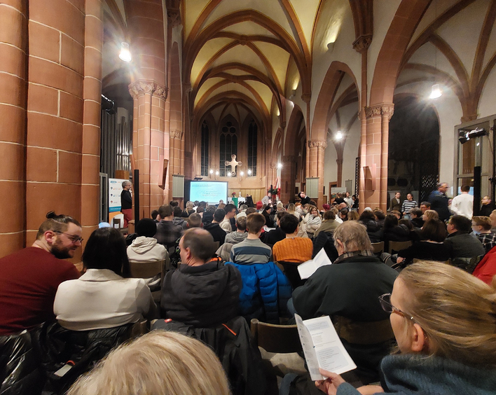 67. pfalzweite Eröffnungsgottesdienst von "Brot für die Welt": Mehr als 150 überwiegend jugendliche Besucher kamen nach Bad Dürkheim. Foto: Ingelore Dohrenbusch