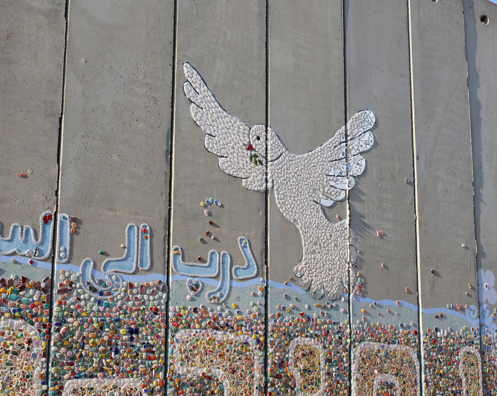 Friedenstaube an der Mauer des Kibbuz von Roni (Israel). Foto Florian Riesterer