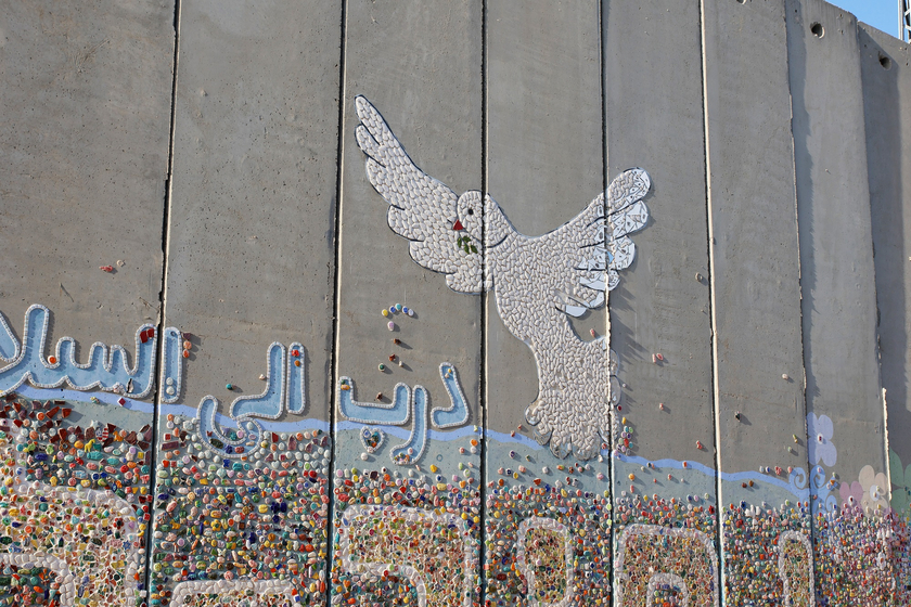 Friedenstaube an der Mauer des Kibbuz von Roni (Israel). Foto Florian Riesterer