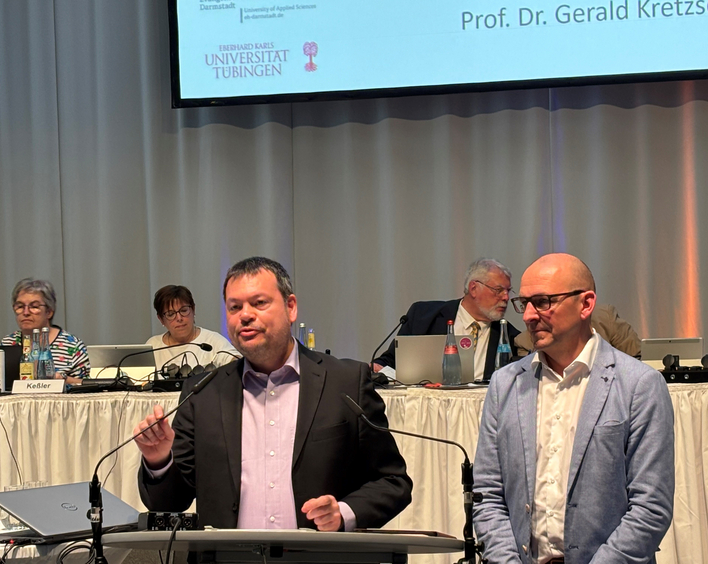 zwei männer stehen am Mikrofon