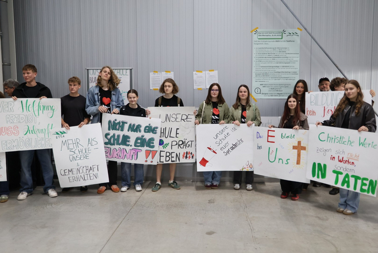Gruppe junger Menschen mit Plakaten