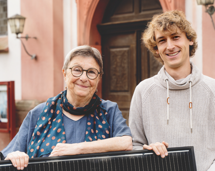 Helga Fuchs-Entzminger und Roland Schenck schätzen das Miteinander verschiedener Generationen im Presbyterium ihrer Kirchengemeinde. Foto: antares