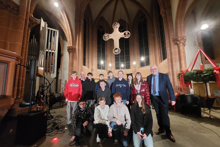 Diakoniepfarrer Albrecht Bähr (rechts) freute sich über ihr Engagement: Konfirmanden aus Lambsheim stellten im Gottesdienst ein Hilfsprojekt von "Brot für die Welt" für Jugendliche in Paraguay vor. Foto: Ingelore Dohrenbusch