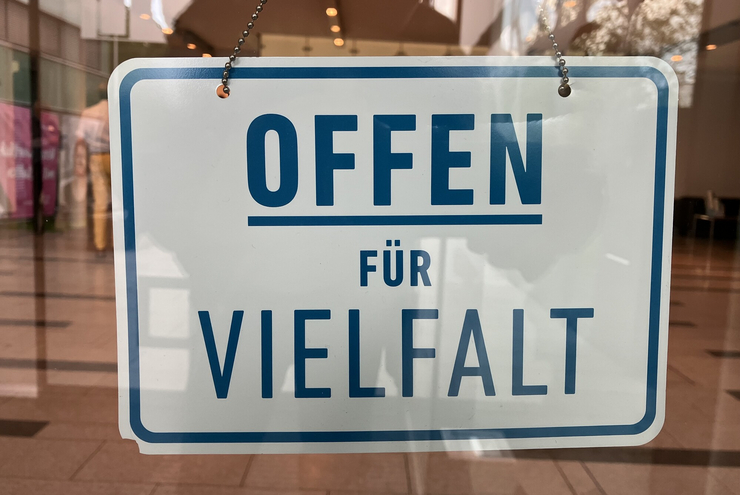 Ein Schild mit der Aufschrift Offen für Vilefalt