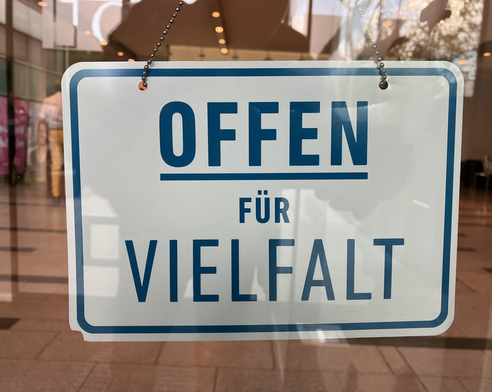 Ein Schild mit der Aufschrift Offen für Vilefalt