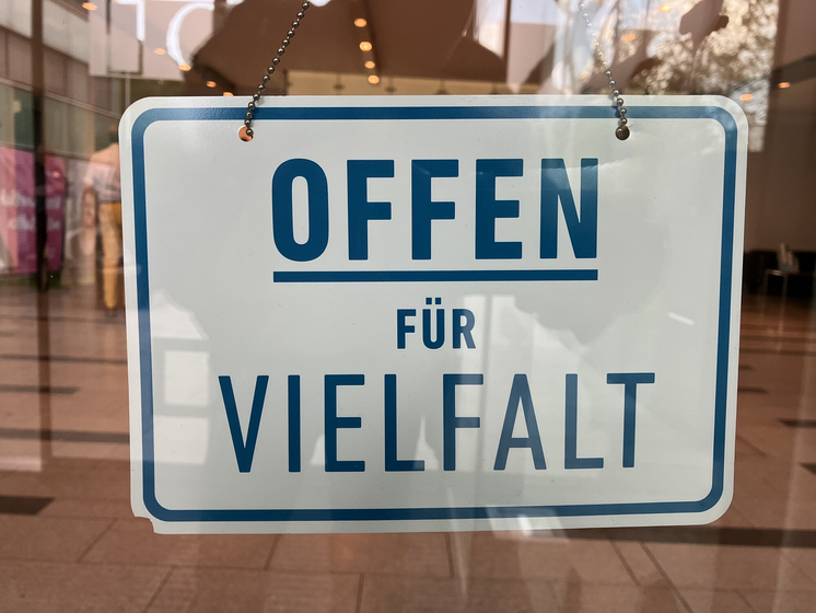 Ein Schild mit der Aufschrift Offen für Vilefalt