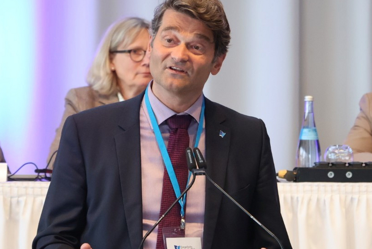 Mann vor Mikrofon