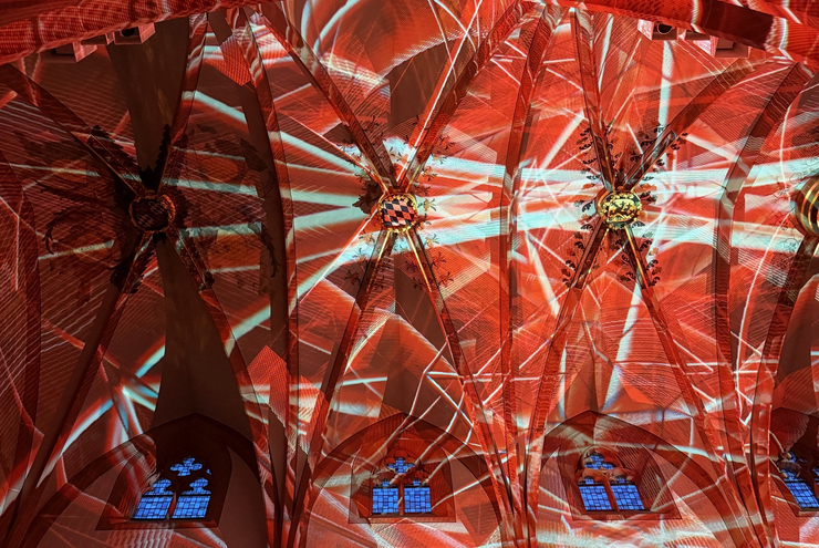 Installation von Lichtkünstler Laurenz Theiner in der Stiftskirche. Foto: lk/Tröbliger