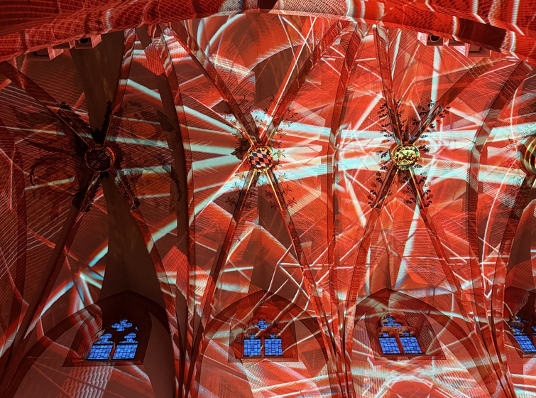 Installation von Lichtkünstler Laurenz Theiner in der Stiftskirche. Foto: lk/Tröbliger