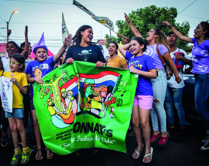 Spendenprojekt von Brot für die Welt in Paraguay: Die Organisation Callescuela bringt Mädchen und Jungen in den Armenvierteln der Hauptstadt Asunción in die Schule. Foto: Brot für die Welt