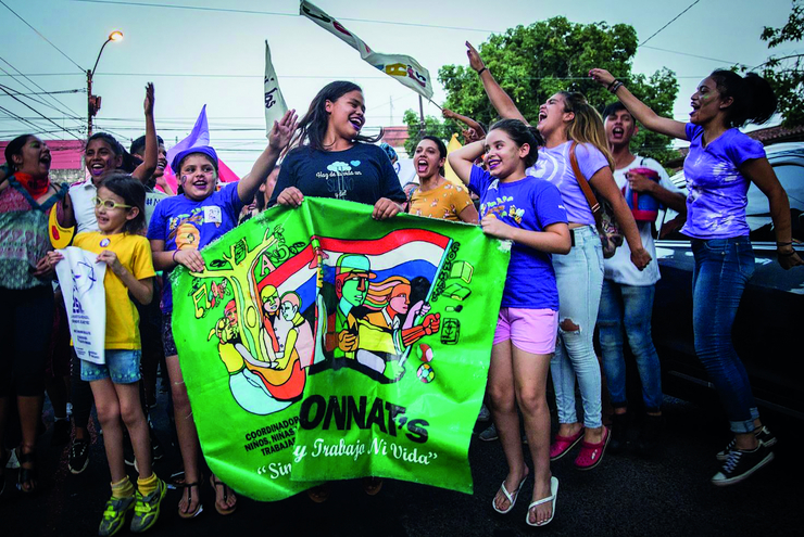 Spendenprojekt von Brot für die Welt in Paraguay: Die Organisation Callescuela bringt Mädchen und Jungen in den Armenvierteln der Hauptstadt Asunción in die Schule. Foto: Brot für die Welt