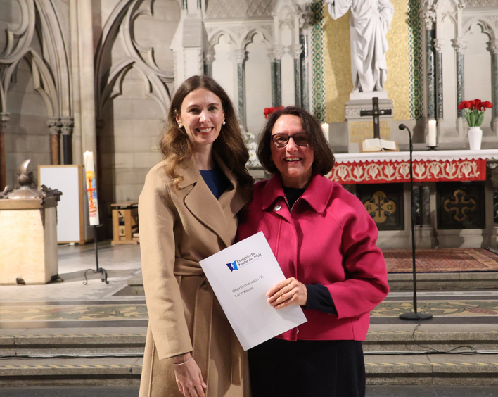 Oberkirchenrätin in Ruhe Karin Kessel (rechts) wurde bei einem Festgottesdienst in der Speyerer Gedächtniskirche offiziell in den Ruhestand verabschiedet und ihre Nachfolgerin, Oberkirchenrätin Juliane Danz, von Kirchenpräsidentin Dorothee Wüst ins Amt eingeführt. Foto: lk/Krümpelmann