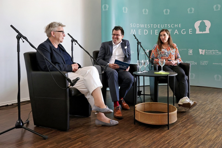 Im Gespräch bei den Südwestdeutschen Medientagen 2024: Kirchenpräsidentin Dorothee Wüst, Journalist Andreas Ganter und Lilith Becker vom Content-Netzwerk Yeet. Foto: Norman Krauß