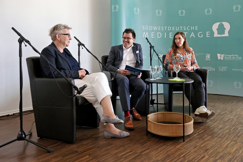 Im Gespräch bei den Südwestdeutschen Medientagen 2024: Kirchenpräsidentin Dorothee Wüst, Journalist Andreas Ganter und Lilith Becker vom Content-Netzwerk Yeet. Foto: Norman Krauß