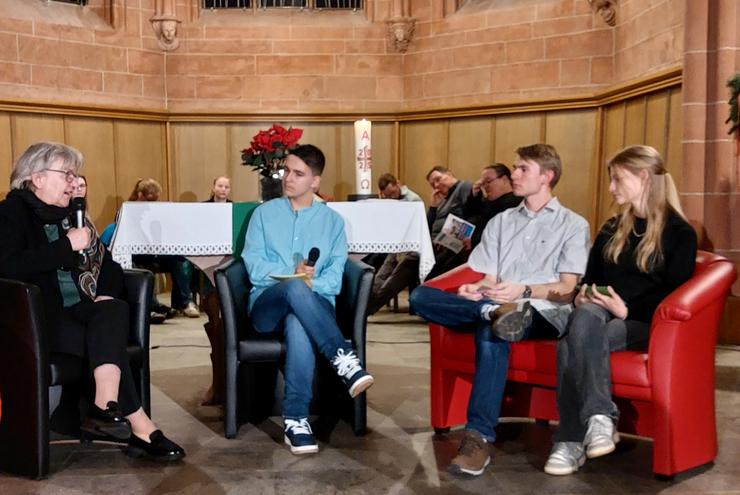 Interviewten Kirchenpräsidentin Dorothee Wüst (links) über die Auswirkungen von kirchlichem Gebäudeabbau auf die Kinder- und Jugendarbeit (v. l.): Lino Hinkel, Roman Albach und Rebecca Schleer. Foto: Ingelore Dohrenbusch