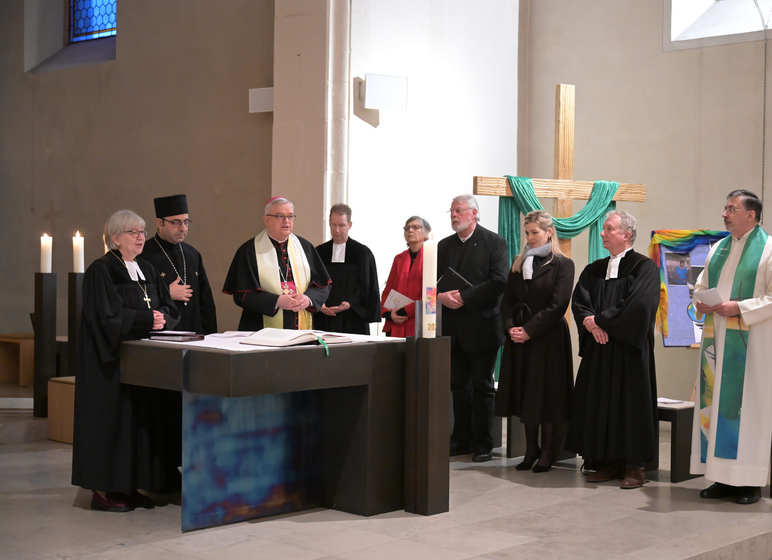 Feierten gemeinsam den zentralen ökumenischen Gottesdienst anlässlich der Gebetswoche für die Einheit der Christen: Vertreterinnen und Vertreter der römisch-katholischen, der evangelischen und der koptischen Kirche sowie der Mennonitengemeinde und der evangelischen Stadtmission. Foto: Klaus Landry