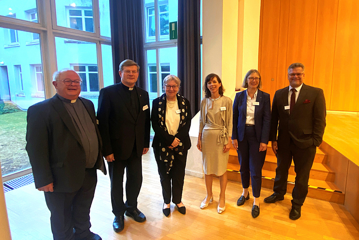Ökumenisches Foyer Kirche und Recht in Karlsruhe (v. l.): Thomas Dietrich, Erzbischof Stephan Burger, Kirchenpräsidentin Dorothee Wüst, Katarina Weilert, Prälatin Heide Reinhard und Generalbundesanwalt Jens Rommel. Foto: ekiba