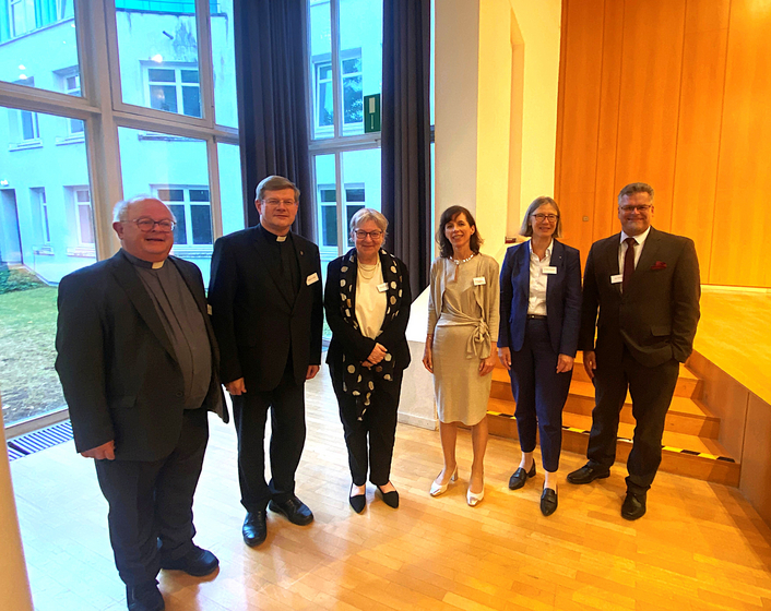 Ökumenisches Foyer Kirche und Recht in Karlsruhe (v. l.): Thomas Dietrich, Erzbischof Stephan Burger, Kirchenpräsidentin Dorothee Wüst, Katarina Weilert, Prälatin Heide Reinhard und Generalbundesanwalt Jens Rommel. Foto: ekiba