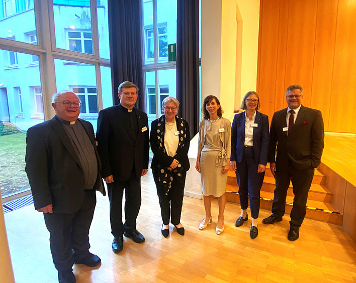 Ökumenisches Foyer Kirche und Recht in Karlsruhe (v. l.): Thomas Dietrich, Erzbischof Stephan Burger, Kirchenpräsidentin Dorothee Wüst, Katarina Weilert, Prälatin Heide Reinhard und Generalbundesanwalt Jens Rommel. Foto: ekiba