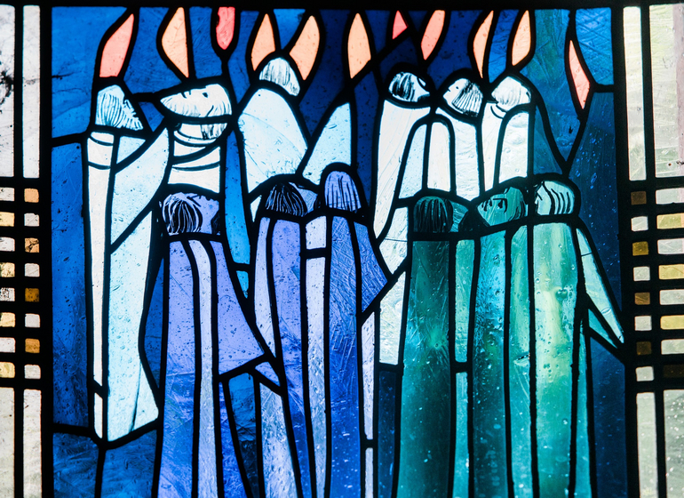 Heiliger Geist Kirchenfenster Pfingsten erinnert daran, dass der Heilige Geist den Aposteln Kraft und Fähigkeit gab, die Botschaft Jesu in die Welt zu tragen. Foto: Peter Bongard / fundus-medien.de
