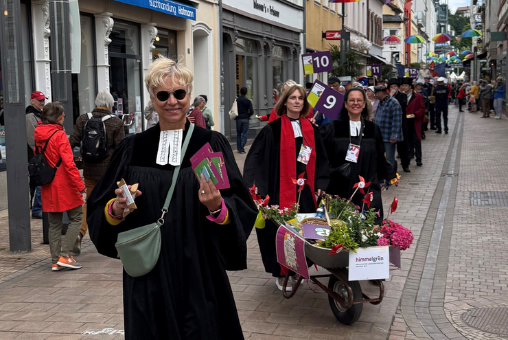 Erster Vorgeschmack auf „himmelgrün – Kirche auf der Landesgartenschau“ bei der Parade durch Neustadt. Foto: Andreas Rummel