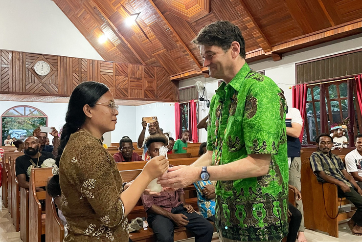 Papua - Waropen Atas - Gemeinde Maranatha Gesa Baru: Gespräch mit Pfarrerin und Gemeinde. Foto: Corinna Waltz
