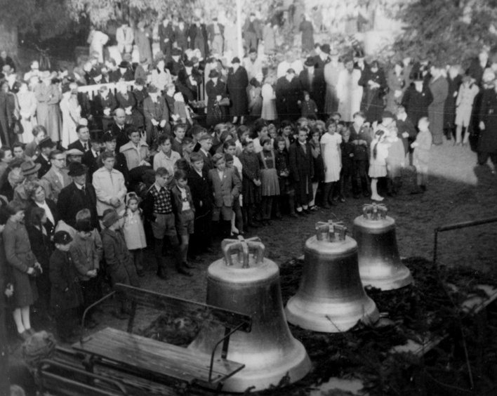Die Kirche hat ihre Stimme wiedergefunden: Glockenweihe in Obersülzen aus dem Jahr 1952. Foto: ZASP Abt. 154 Nr. 3441