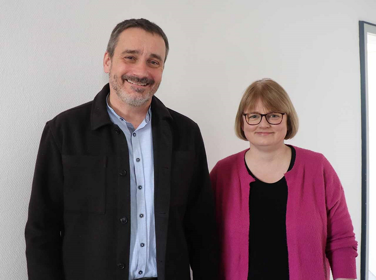 Aus dem Einsatz im Ahrtal entstand ökumenische Krisenintervention an Schulen: Anke Lind und Thomas Stephan helfen als Notfallseelsorger*innen mit einem ökumenischen Team der Evangelischen Kirche der Pfalz und des Bistums Speyer Schülerinnen und Schülern sowie Lehrkräften. Foto: Florian Riesterer