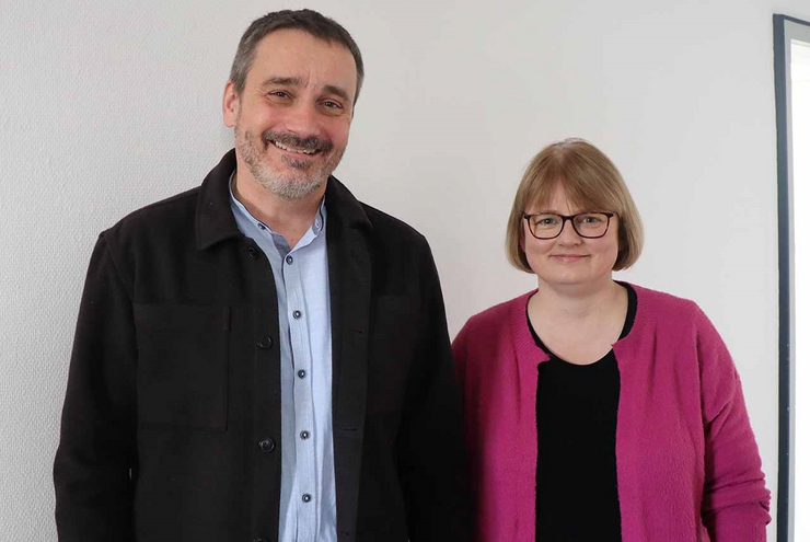 Aus dem Einsatz im Ahrtal entstand ökumenische Krisenintervention an Schulen: Anke Lind und Thomas Stephan helfen als Notfallseelsorger*innen mit einem ökumenischen Team der Evangelischen Kirche der Pfalz und des Bistums Speyer Schülerinnen und Schülern sowie Lehrkräften. Foto: Florian Riesterer